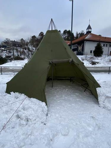 Det var spennende og gøy å kunne sette opp Lavvoen i barnehagen. 